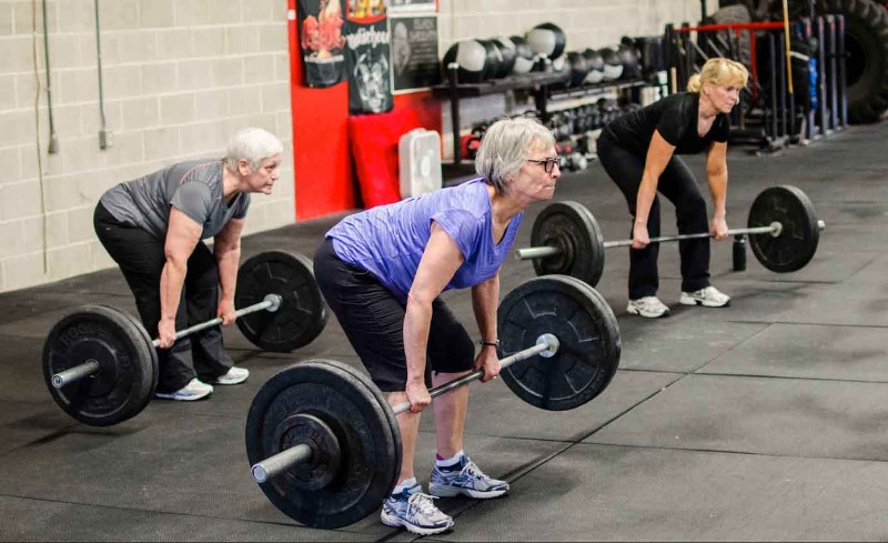 فوائد مذهلة لممارسة كبار السن رياضة حمل الأثقال