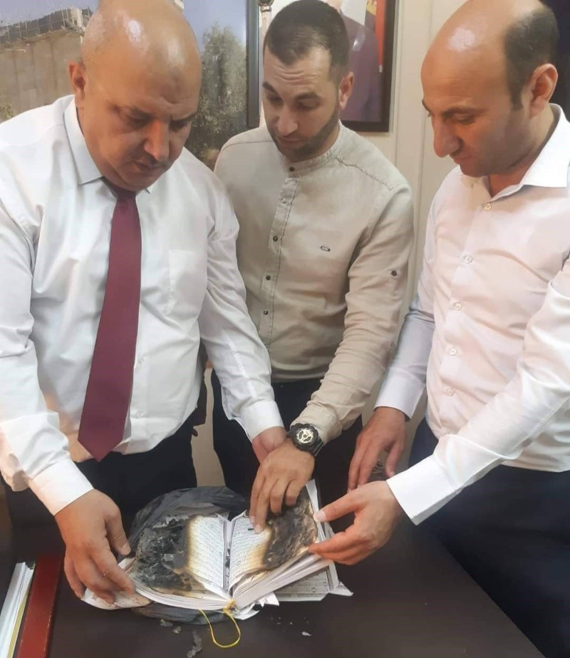 مستوطنون يمزقون ويحرقون نسخا من القرآن الكريم في الخليل