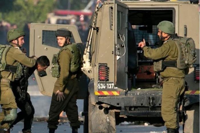 الاحتلال يصيب فلسطينياً ويعتقل نجله في القدس