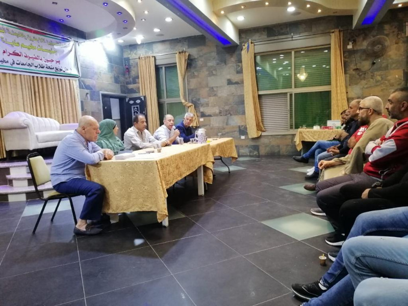 برعاية الرئيس "أبو مازن".. دائرة شؤون اللاجئين واللجنة الشعبية بمخيم عايدة توزعان المنحة الجامعية على الطلبة