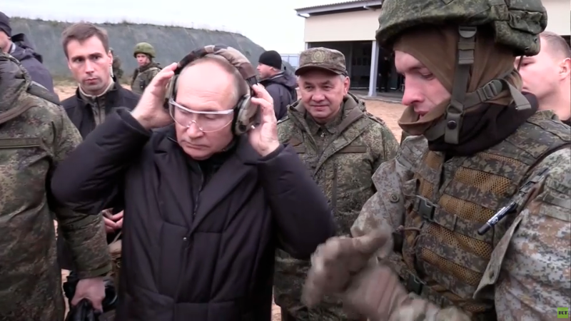 بالفيديو.. بوتين ينبطح أمام الجنود ويطلق النار من قناصة في حقل للرماية