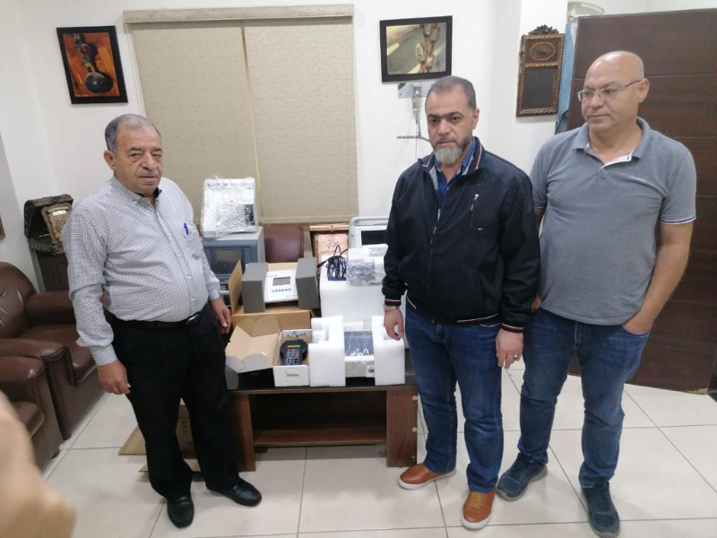 دائرة شؤون اللاجئين في "منظمة التحرير الفلسطينية" تقدم معدات طبية لقسم المختبرات في "مستشفى الهمشري"