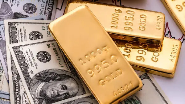 الذهب يقفز أكثر من 2 % بفعل تراجع الدولار ومشتريات فنية