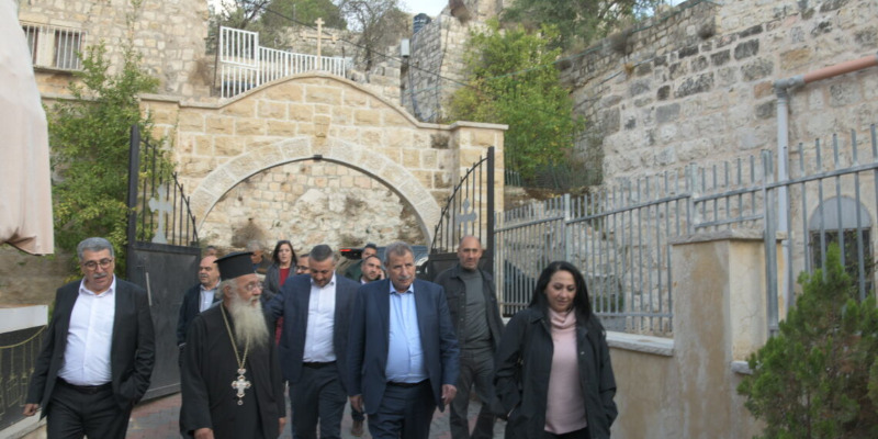 خلال زيارتها الى عين عريك؛ الرئاسية العليا لشؤون الكنائس في فلسطين تتفقد احد مشاريعها