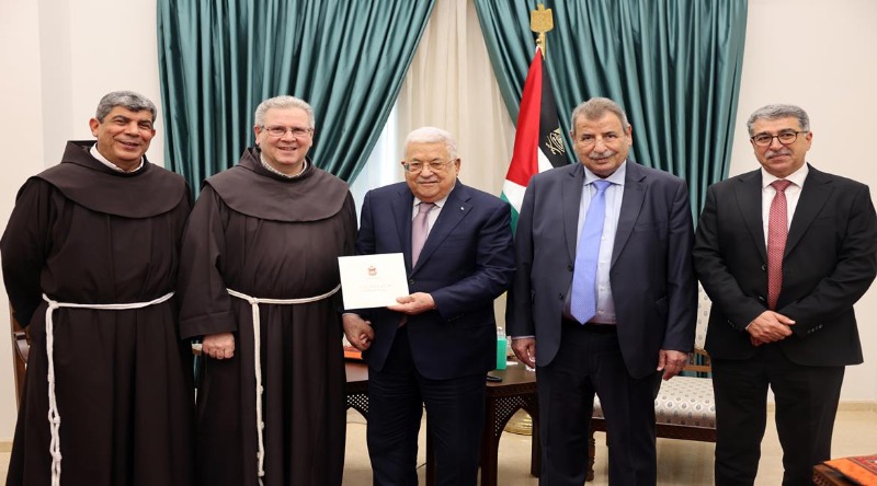 الرئيس عباس يتسلم دعوة لحضور قداس عيد الميلاد المجيد