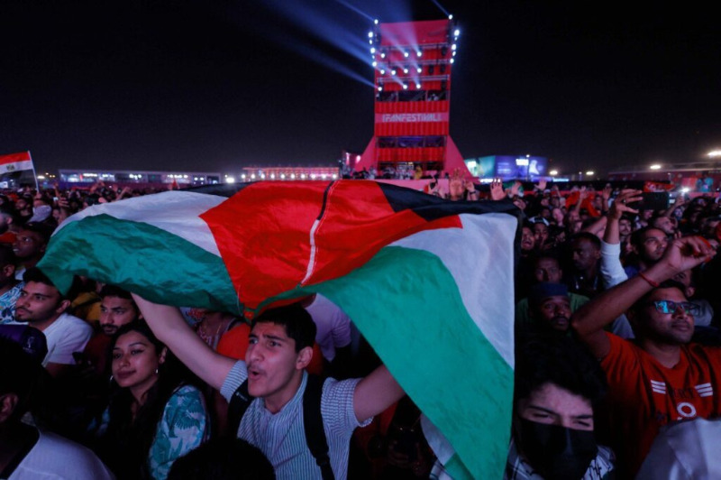 بالصور.. مباشرة من قطر.. العلم الفلسطيني يرفرف في أجواء احتفالية كبيرة قبل موعد افتتاح المونديال بساعات