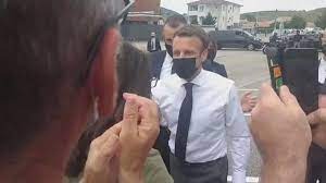 بالفيديو: سيدة تصفع الرئيس الفرنسي خلال تجوله في الشارع