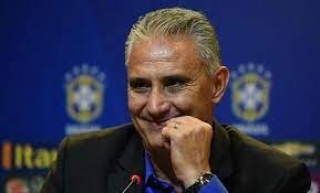 مدرب المنتخب البرازيلي يبحث عن مشجع يتوشح علم فلسطين.. لماذا؟!