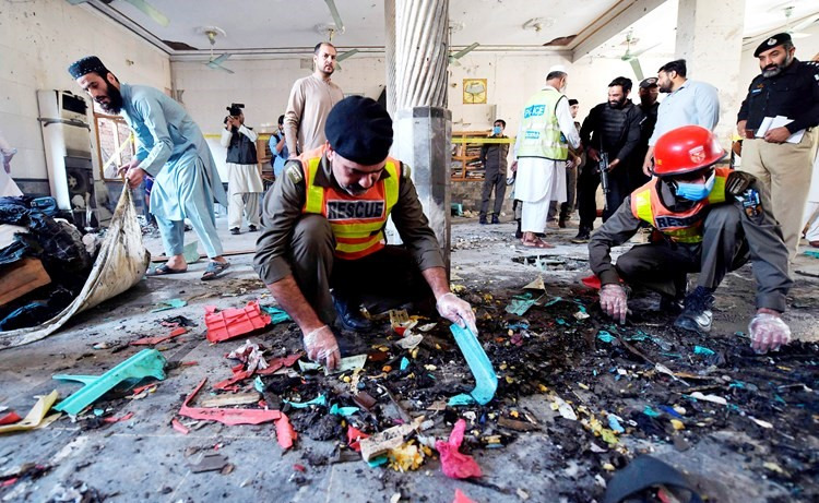 عشرات القتلى والجرحى بتفجير خلال الصلاة داخل مدرسة دينية في أفغانستان