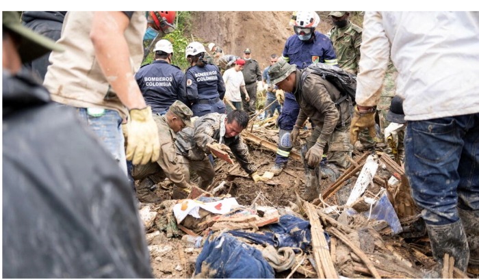 مقتل 12 شخصا على الأقل جراء انهيار أرضى طمر حافلة في كولومبيا
