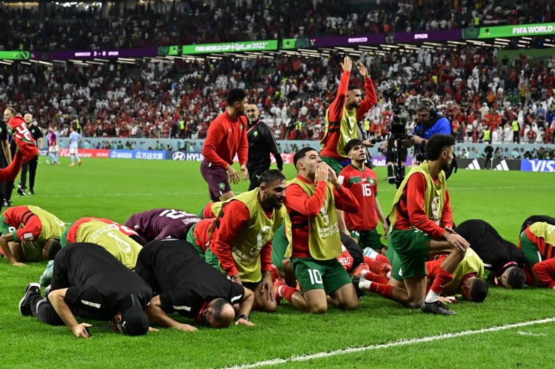 بالصور.. المنتخب المغربي يحتفل بالفوز على إسبانيا برفع العلم الفلسطيني