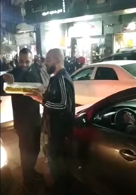 بالفيديو.. فلسطينيون يحتفلون ويوزعون الحلويات في مدينة بيت لحم بعد فوز المنتخب المغربي