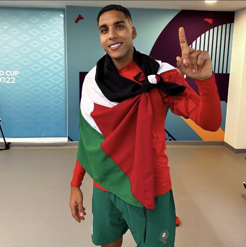 اللاعب عبدالحميد صبيري ينشر صورته مرتدياً علم فلسطين بعد الفوز على البرتغال