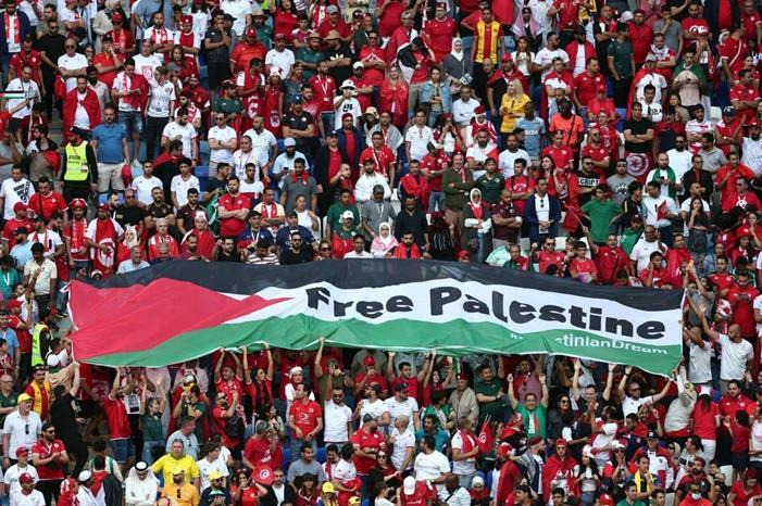 مراسل "هآرتس": ممتعضون من ظاهرة رفع العلم الفلسطيني بالمونديال
