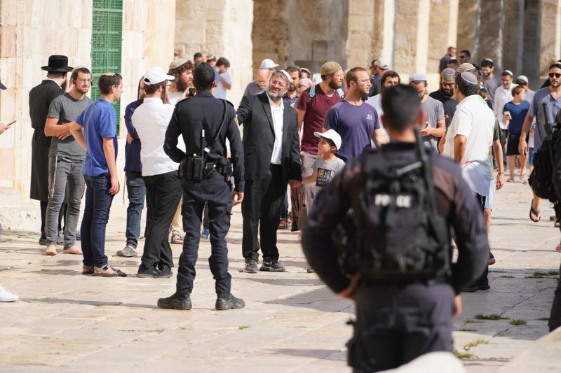 مستوطنون يؤدون طقوسا تلمودية قرب "الأقصى"
