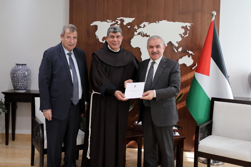 رئيس الوزراء اشتية يتسلم دعوة من فلتس وخوري لحضور قداس عيد الميلاد حسب التوقيت الغربي