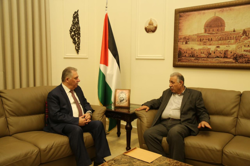 السفير دبور يستقبل مسؤول الجبهة الشعبية - القيادة العامة في لبنان