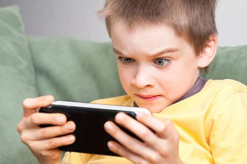 كيف تؤثر شاشات الأجهزة الرقمية على الأطفال؟