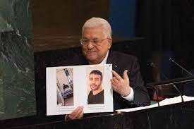 الرئيس عباس يهاتف والدة الشهداء والأسرى "أم ناصر" أبو حميد معزيا باستشهاد نجلها