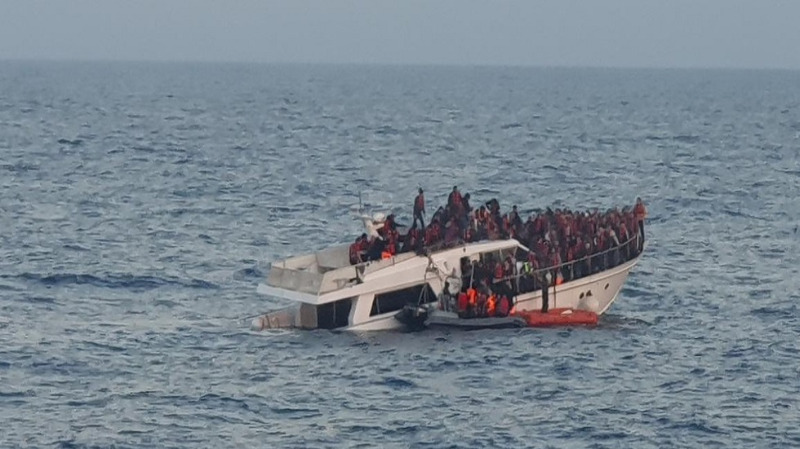 الجيش: إنقاذ 232 مهاجرا وجثتين من المركب قبالة سلعاتا ويجري نقلهم إلى مرفأ طرابلس
