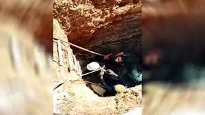 بالفيديو:  لحظات إنقاذ شخصين سقطا بحفرة عمقها 30 متراً