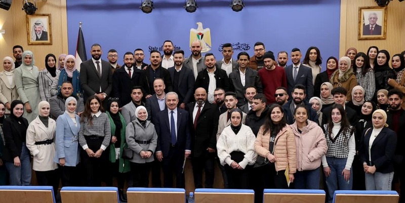 رئيس الوزراء اشتية يؤكد أهمية انخراط الشباب وتوظيف قدراتهم في مواجهة حرب إسرائيل على روايتنا