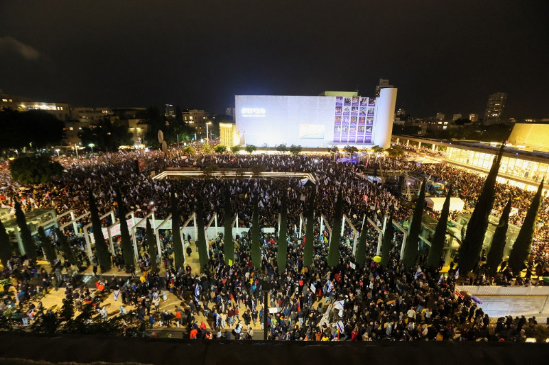 الآلاف يتظاهرون ضد حكومة نتنياهو في تل أبيب والقدس وحيفا
