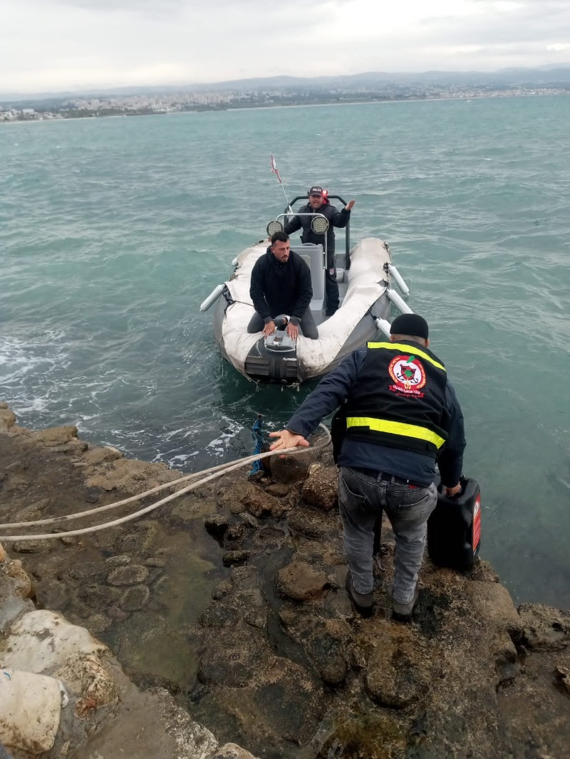 وحدة الانقاذ البحري تنقذ مركباً مخصصاً لصيد الاسماك قبالة شاطىء صور