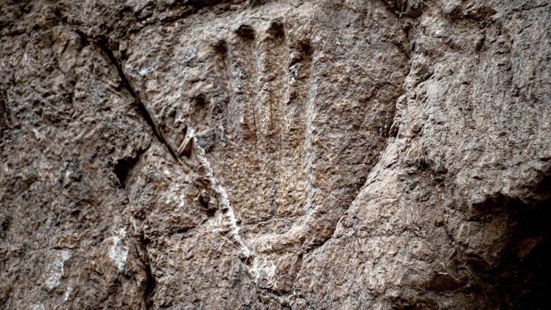 تحت أسوار القدس القديمة.. نقش لكف يد يحير علماء آثار