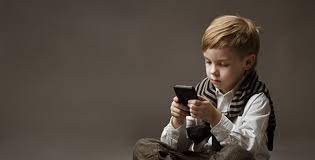 متى ينبغي أن تعطي طفلك هاتفه الأول؟