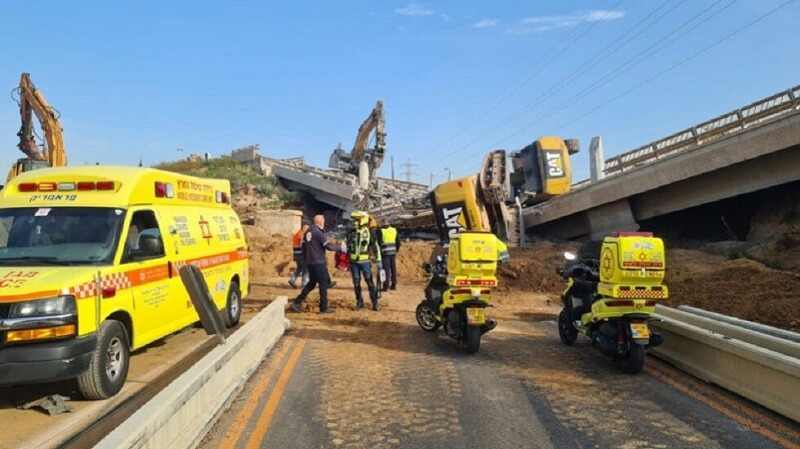 بالفيديو.. لحظة انهيار جسر وعلى متنه حفارات وسط الكيان الاسرائيلي