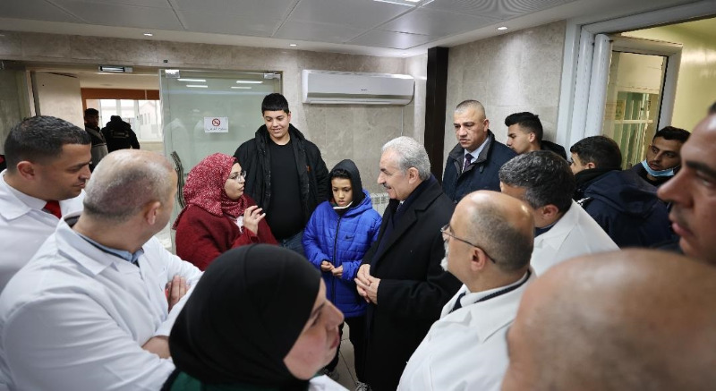رئيس الوزراء اشتية يتفقد مجمع فلسطين الطبي ويطلع على سير العمل والاحتياجات والتطويرات
