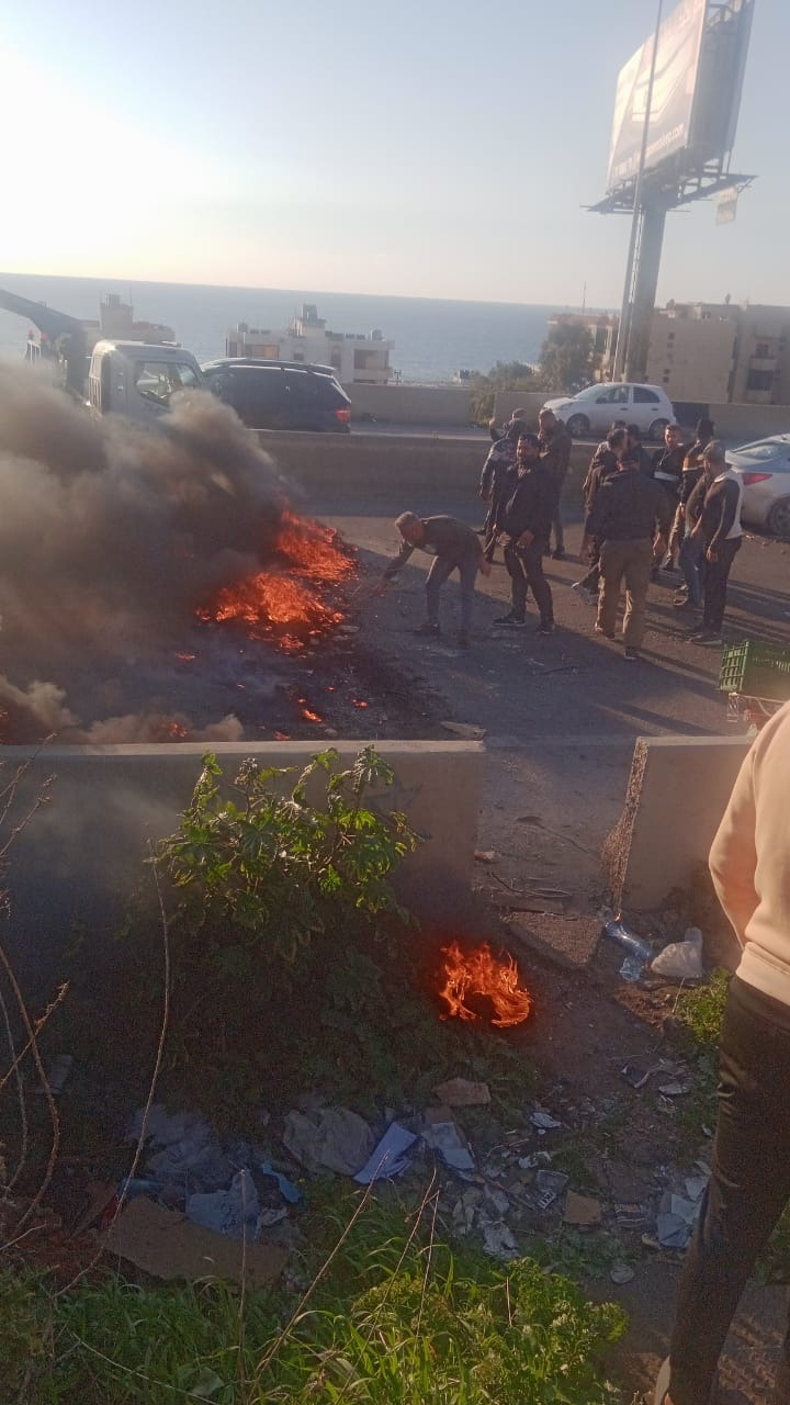 إقفال طريق صيدا بيروت عند منطقة الجية..