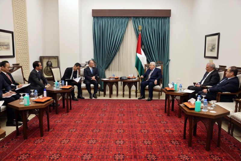 الرئيس  عباس يستقبل نائب وزير الخارجية الياباني