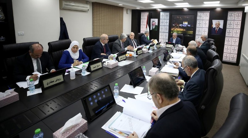 مجلس الوزراء الفلسطيني يؤكد التزامه بكافة الاتفاقيات الموقعة مع النقابات والاتحادات والبدء بتنفيذها حال توفر الأموال