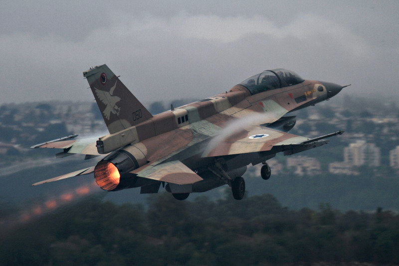 الطيران الإسرائيلي يشن غارات وهمية في عرض بحر غزة