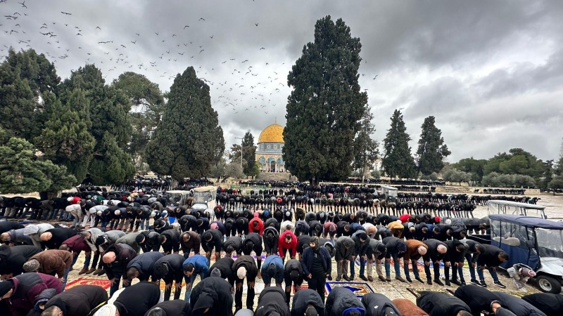 70 ألفا يؤدون صلاة الجمعة في المسجد الأقصى رغم إجراءات الاحتلال