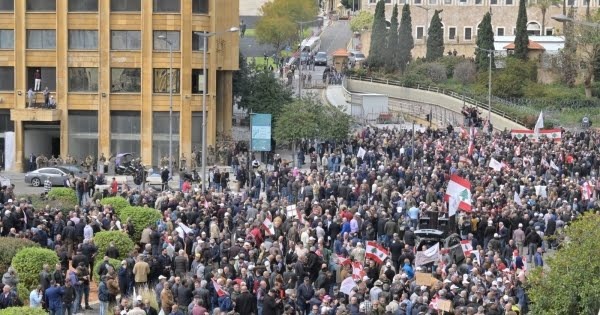 المزيد من المتظاهرين يتوافدون إلى رياض الصلح!