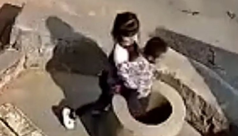 "فيديو مروع يوثق محاولة طفلة رمي طفل صغير في بئر!