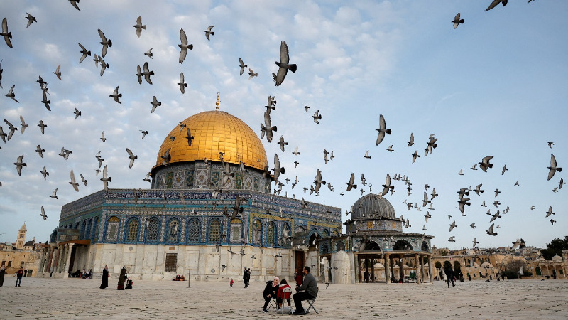 بالفيديو.. غزة تدشن منحوتة رملية على شاطئها بعنوان “الضفة درع القدس”