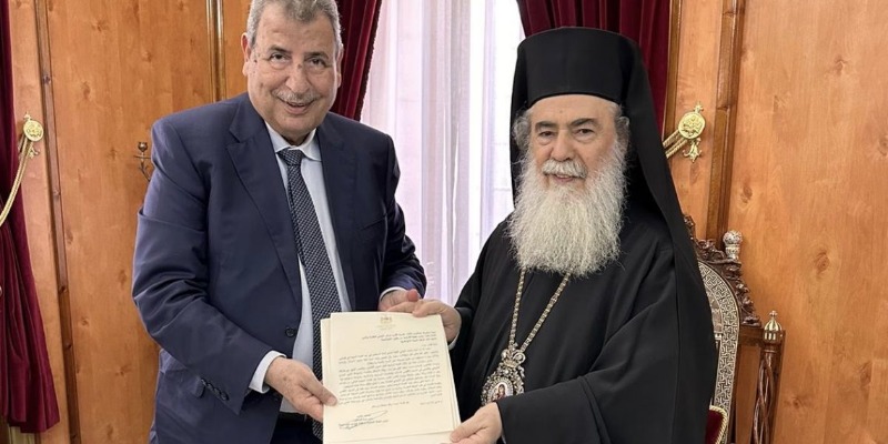 د. خوري يسلم بطريرك المدينة المقدسة للروم الارثوذكس رسالة تهنئة الرئيس عباس بالأعياد المجيدة، ويشارك في رتبة الجمعة العظيمة بكنيسة القيامة بالقدس
