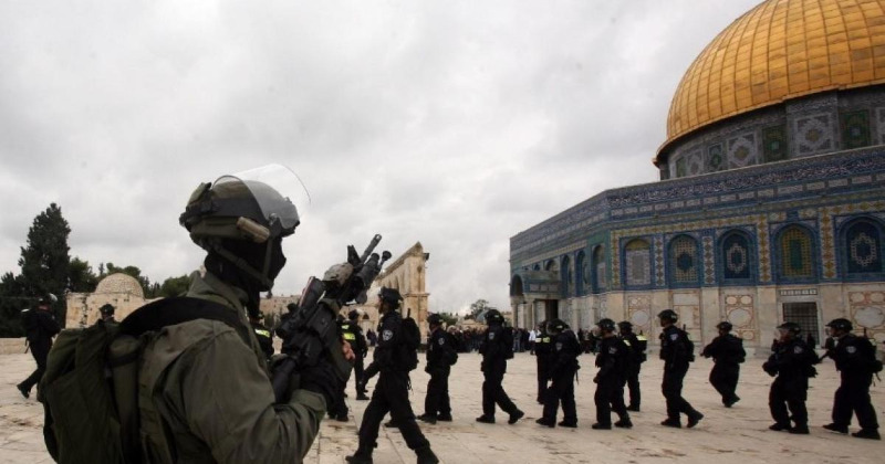شرطة الاحتلال تزيل العلم الفلسطيني عن مصلى قبة الصخرة