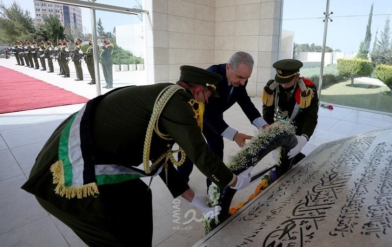 رئيس الوزراء اشتية  يضع إكليلا من الزهور على ضريح الشهيد ياسر عرفات