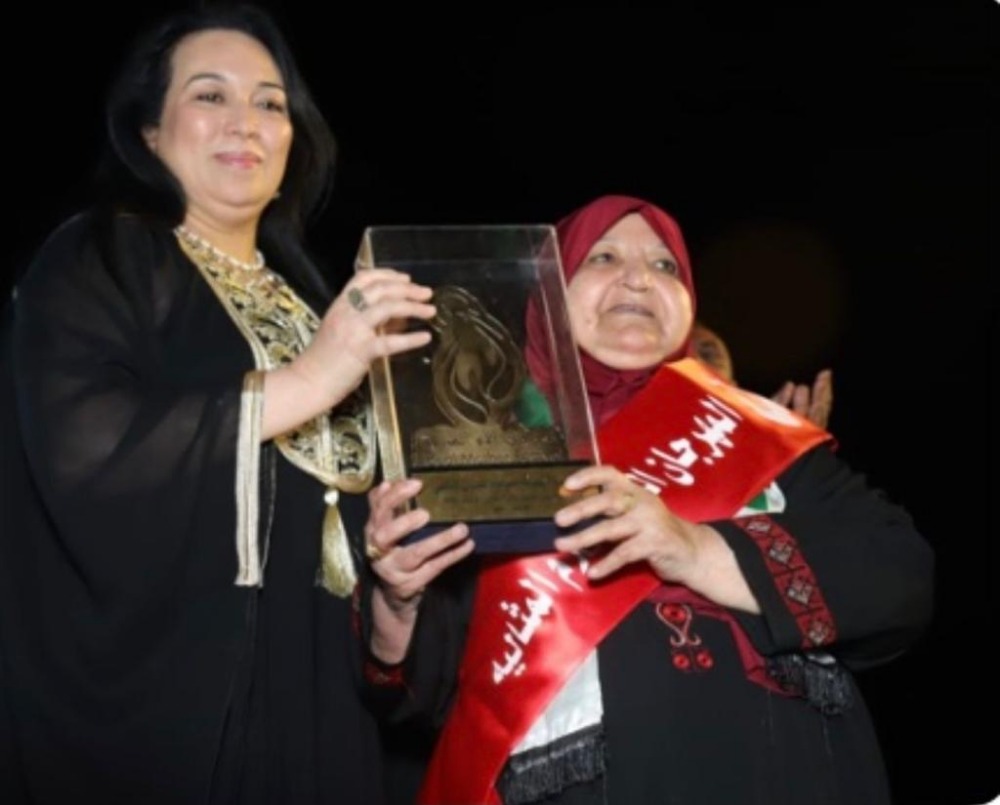 تقليد أم ناصر أبو حميد وسام المرأة المثالية في مهرجان بالأقصر المصرية