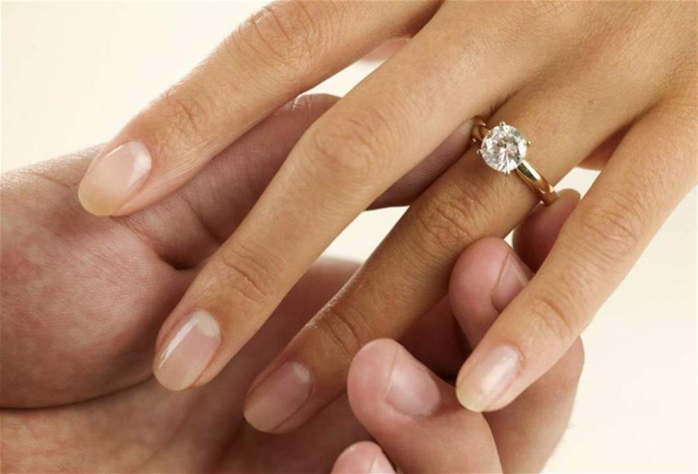 خاتم زواج ذكي يتيح لك الشعور بنبض قلب شريكك في الوقت الفعلي!