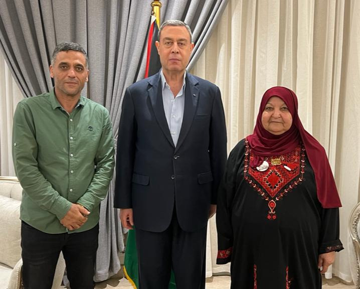 السفير اللوح يهنىء المناضلة "أم ناصر أبو حميد" عقب توسيمها بلقب الأم المثالية بالأقصر
