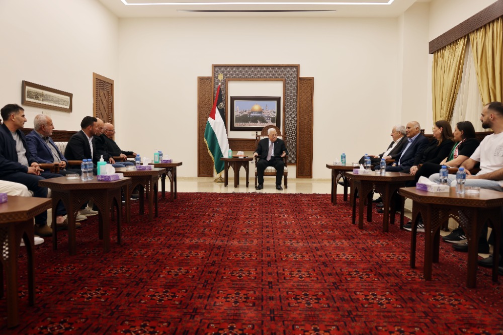 الرئيس عباس يستقبل الأسيرين المحررين كريم وماهر يونس وعائلة مروان البرغوثي