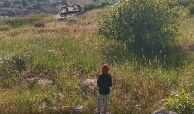 بالفيديو: طفلة لبنانية بمواجهة دبابة إسرائيلية!