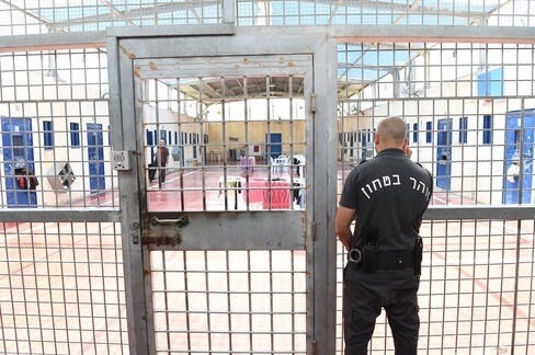إسنادا للأسير دقة.. الأسرى يرجعون الطعام في كافة السجون