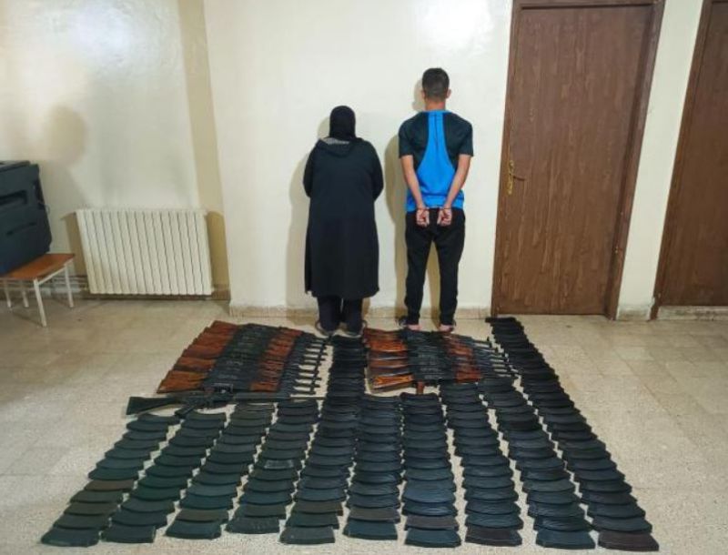 برفقة والدته... ينقل أسلحة وذخائر حربيّة إلى البقاع!